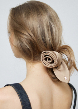 Резинка-роза с листиком и декором