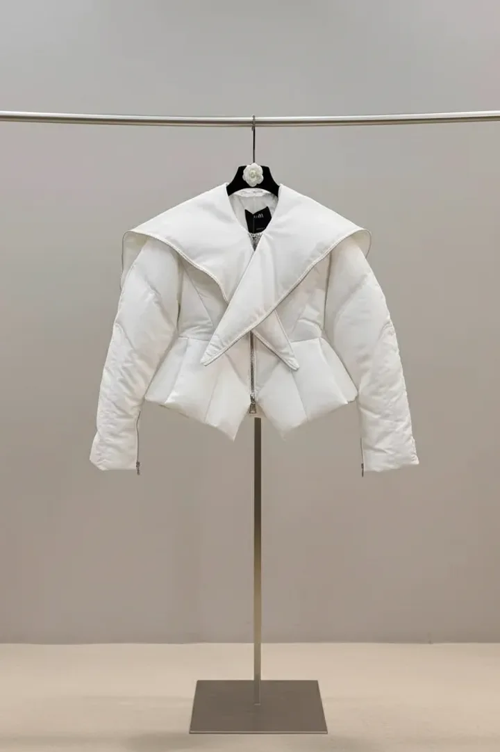 Женский короткий пуховик «DIVAS»