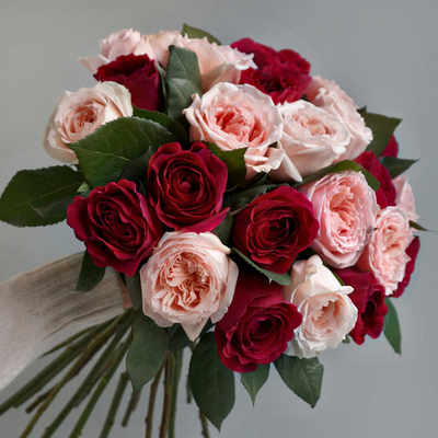 77. Яркий букет роз Darcey и Princess Hitomi