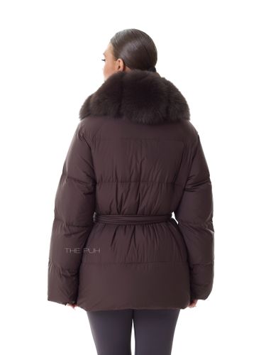 Винный удлиненный пуховик с поясом и меховым воротником