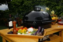 Керамический угольный гриль Primo Oval XL 400, 64 см, на столе из лиственницы