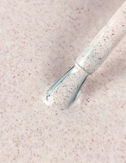 IQ BEAUTY Лак для ногтей профессиональный укрепляющий с биокерамикой #162, 12.5 мл Пудрово-бежевый с золотистым шиммером и медной крошкой, плотный