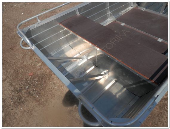 Алюминиевая моторно-гребная лодка Вятка Профи 32