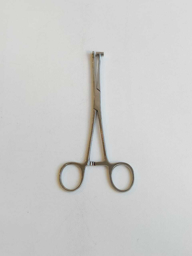 Зажим для трагуса (козелка уха) со стопером и фиксатором