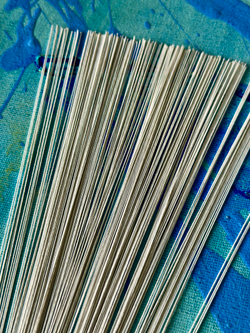 Проволока длинная японская формат U в зеленой упаковке № 28 Белая, длина 72 см согнута пополам, 100 штук.