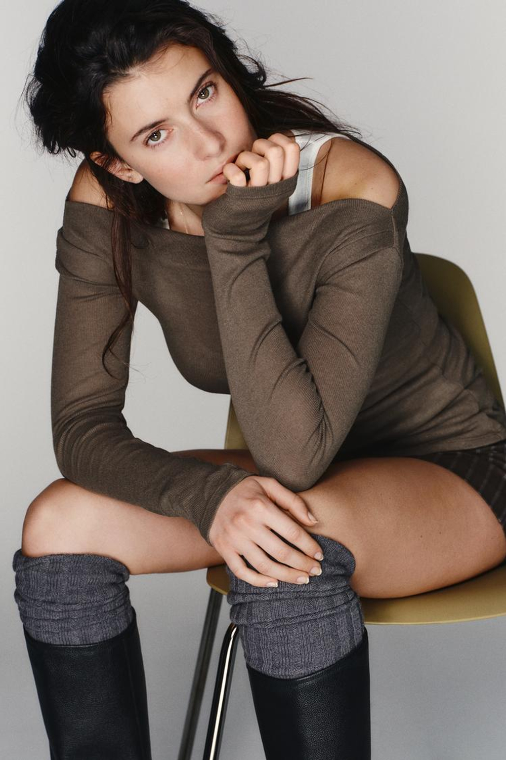 ZARA АСИММЕТРИЧНАЯ ФУТБОЛКА С ЭФФЕКТОМ ДВОЙНОЙ ТКАНИ, СЕРОВАТО-КОРИЧНЕВЫЙ