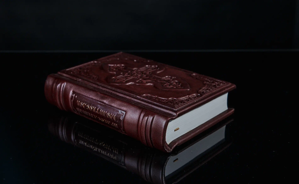 "Молитвослов малый" Книга в кожаном переплете