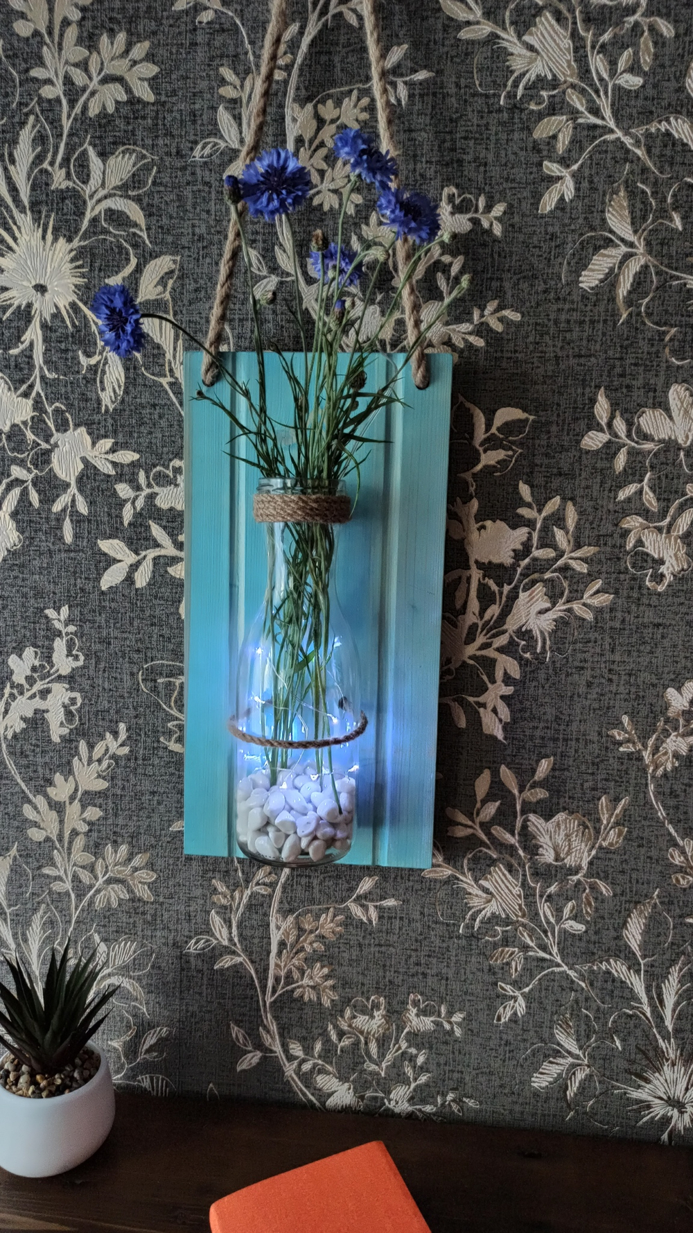 Настенная ваза на деревянном основании wall vase 5