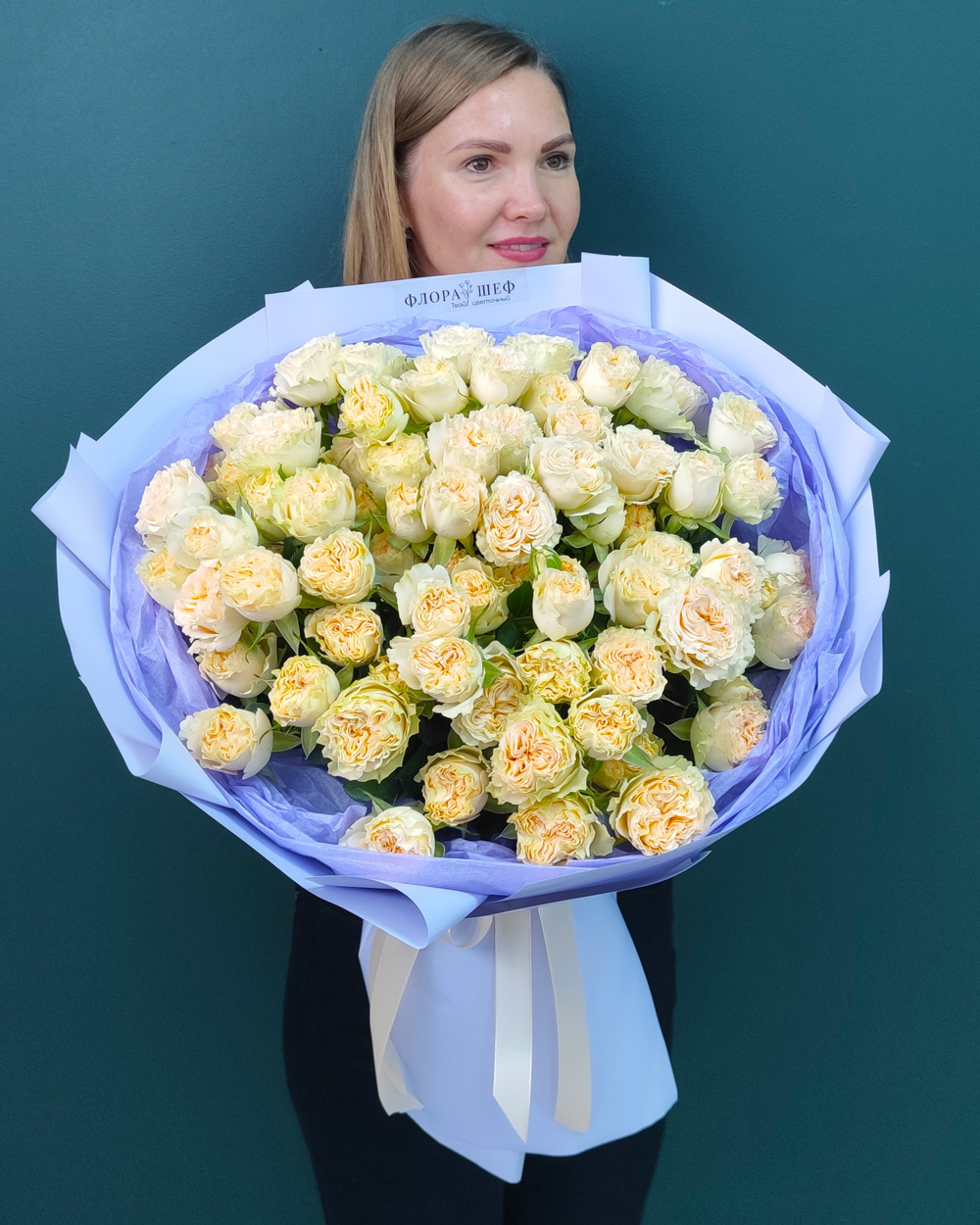 Пышный букет из пионовидных кустовых роз Саммер,19 веток(00245)