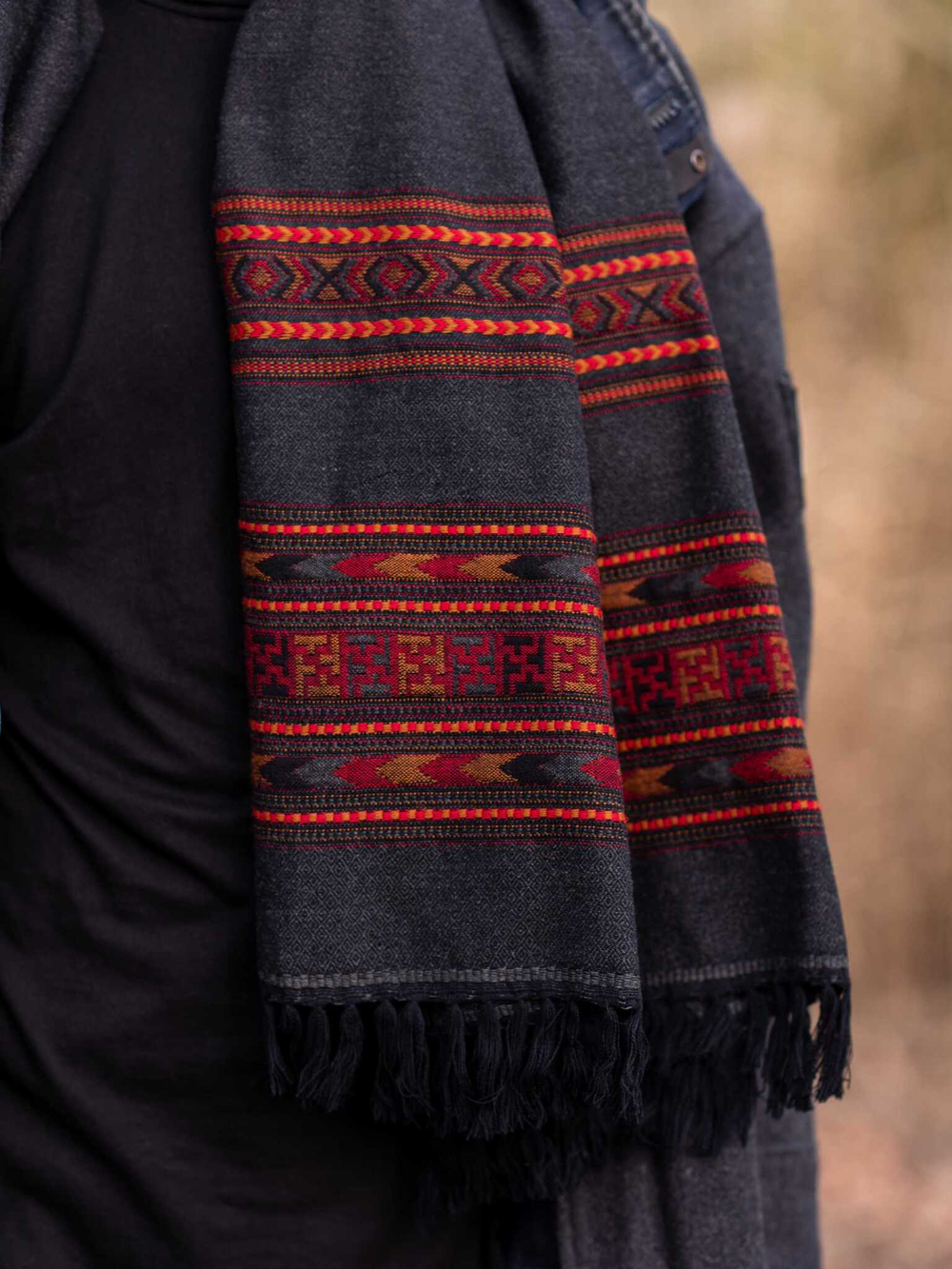 Шерстяной палантин с вышивкой