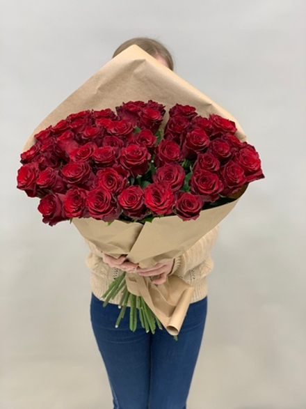 Букет 45 красных роз Эквадор 70см в крафте