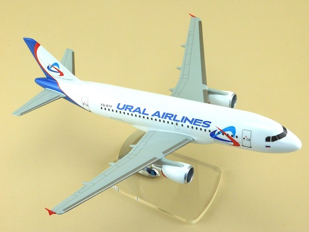Модель самолета Airbus A319 (М1:100, Ural Airlines)
