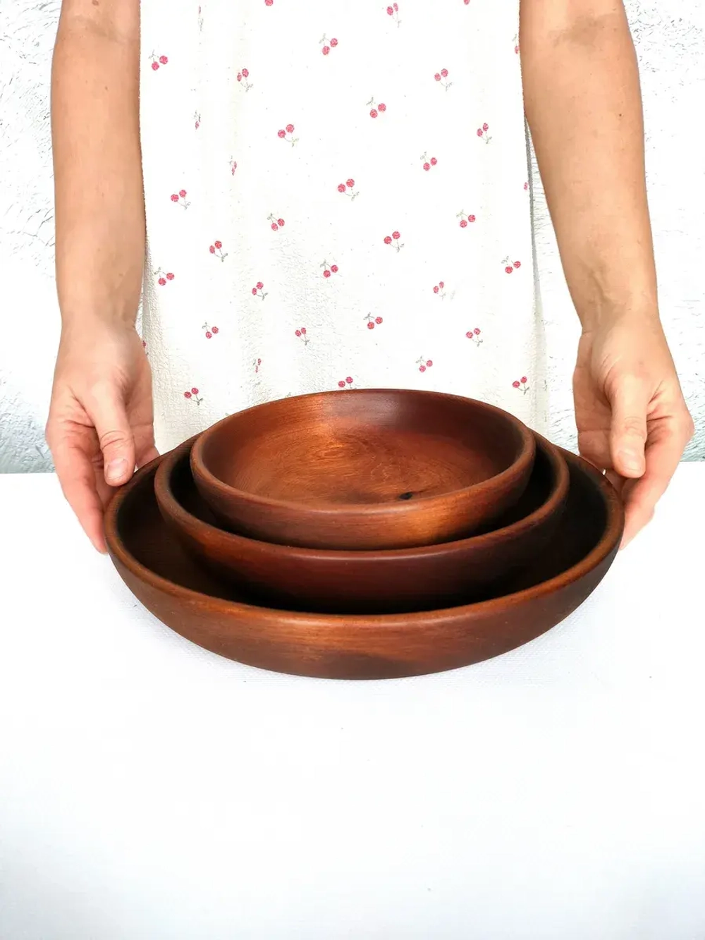 Набор деревянных сервировочных тарелок из кедра