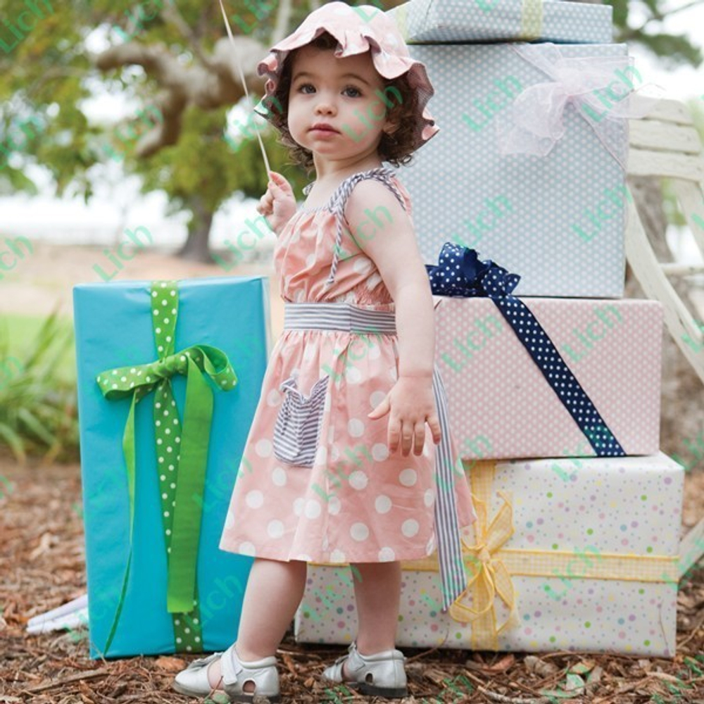 Панама и платье в горох с накладными карманами в полоску