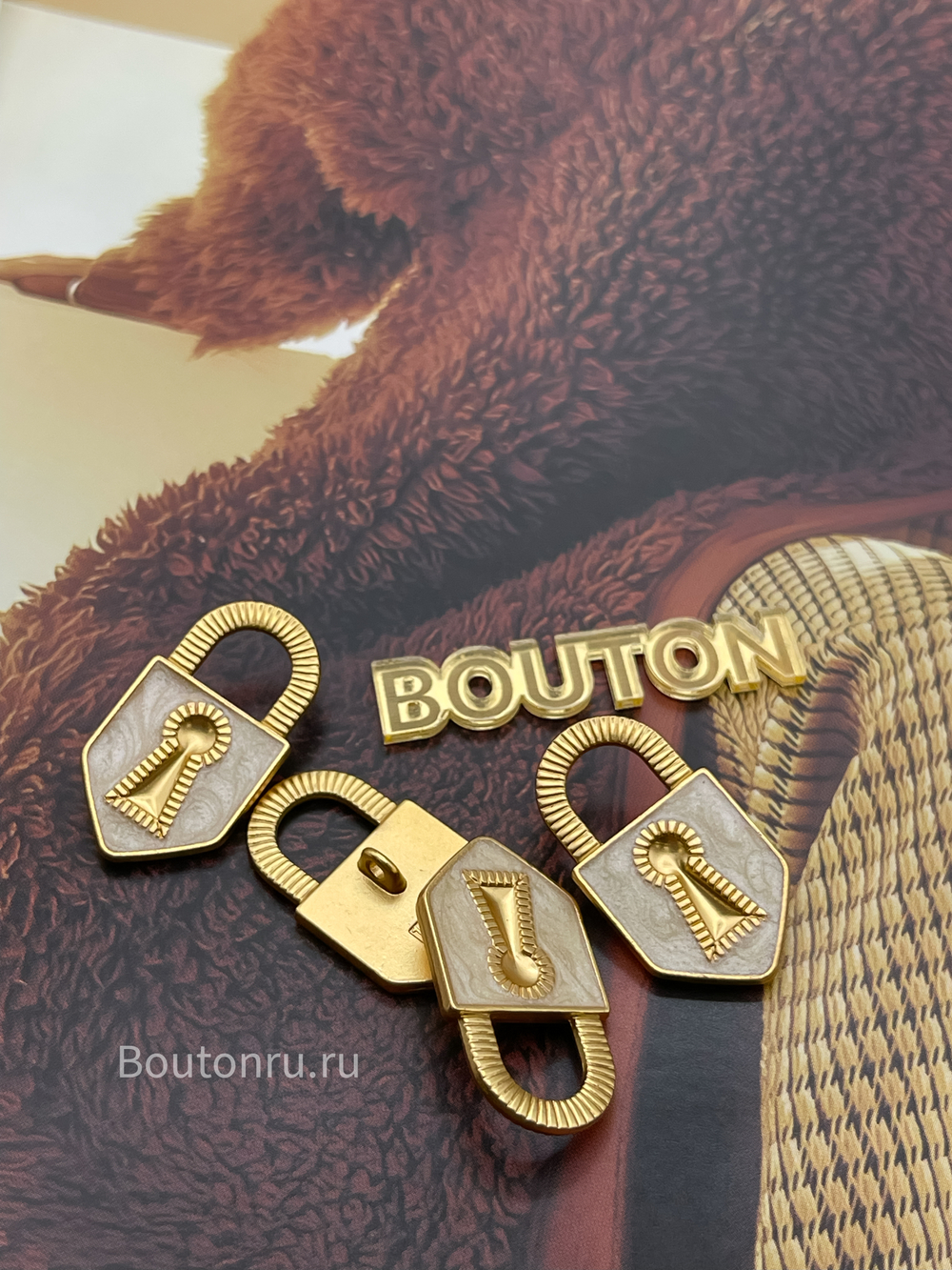 Пуговицы замочек теплое золото с белой перламутровой эмалью Скиапар.