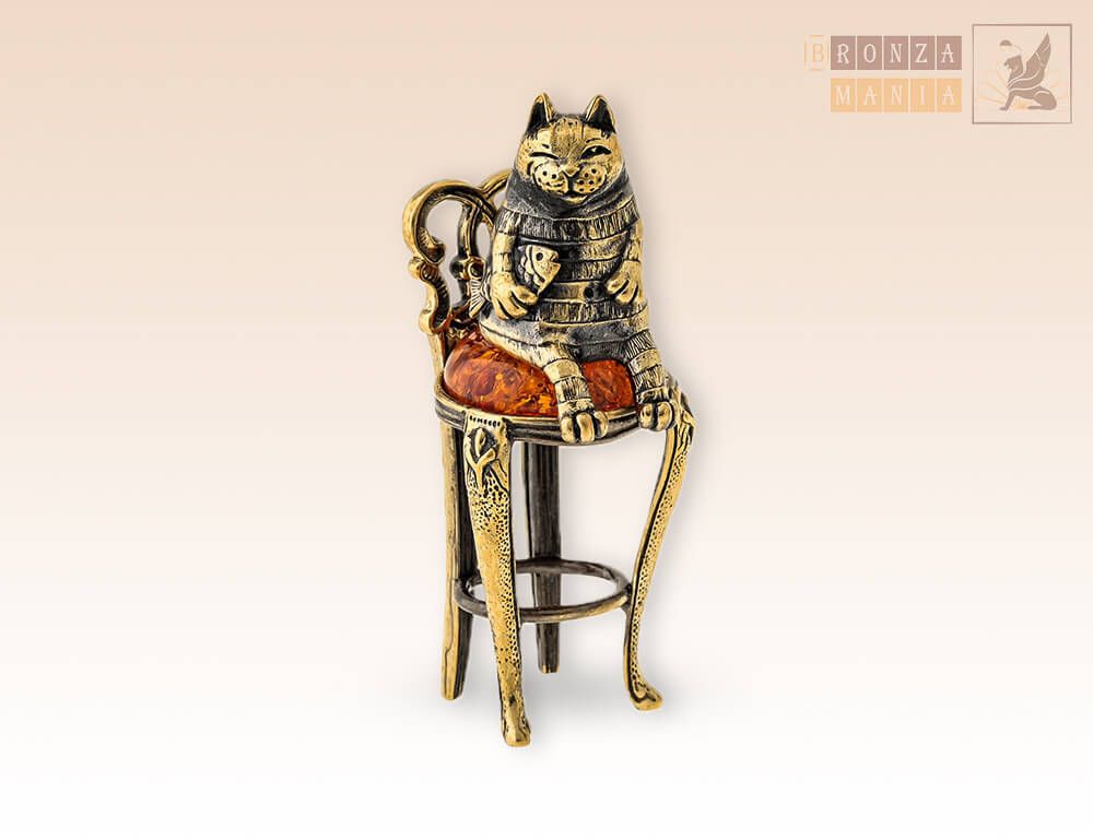 фигурка Кот довольный на стуле