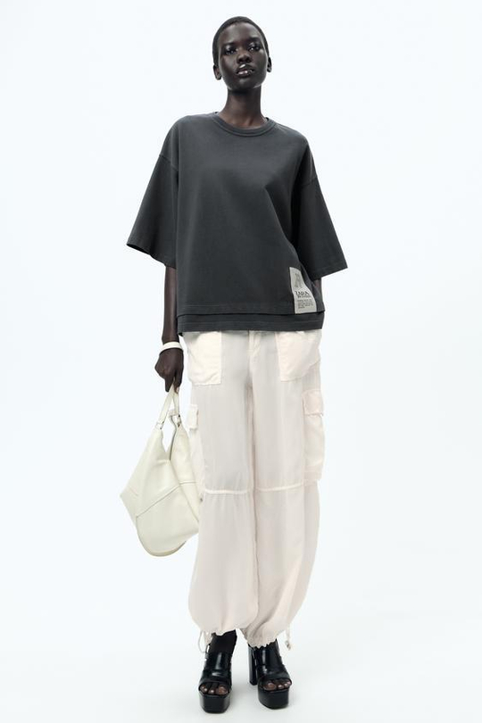 ZARA ФУТБОЛКА ИЗ ХЛОПКА С НАШИВКОЙ, СВИНЦОВЫЙ