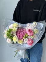 Букет сборный из пионов, кустовых пионовидных роз, диантусов и маттиолы