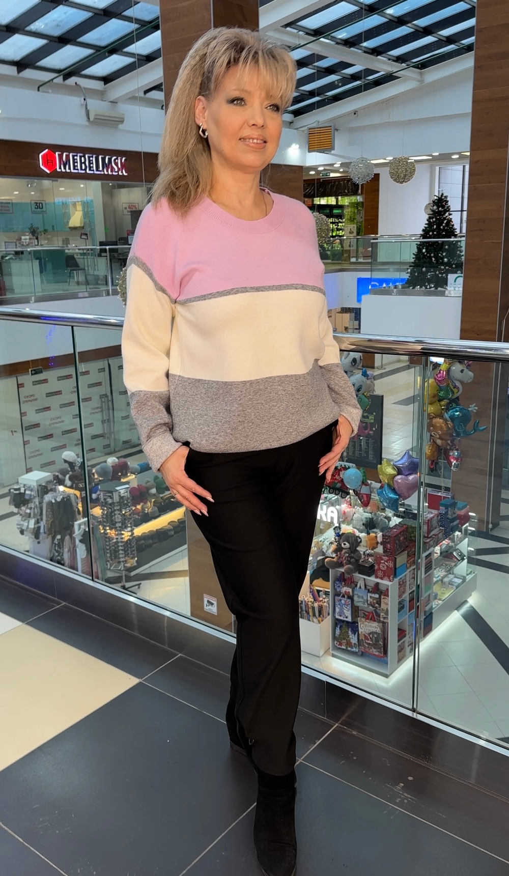 Тонкий джемпер с трехцветным принтом