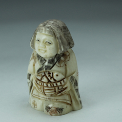 Нэцкэ Девушка с корзиной рыбы