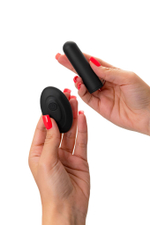 Черная перезаряжаемая вибропуля с пультом ДУ RealStick CALIBER (Цвет: черный)