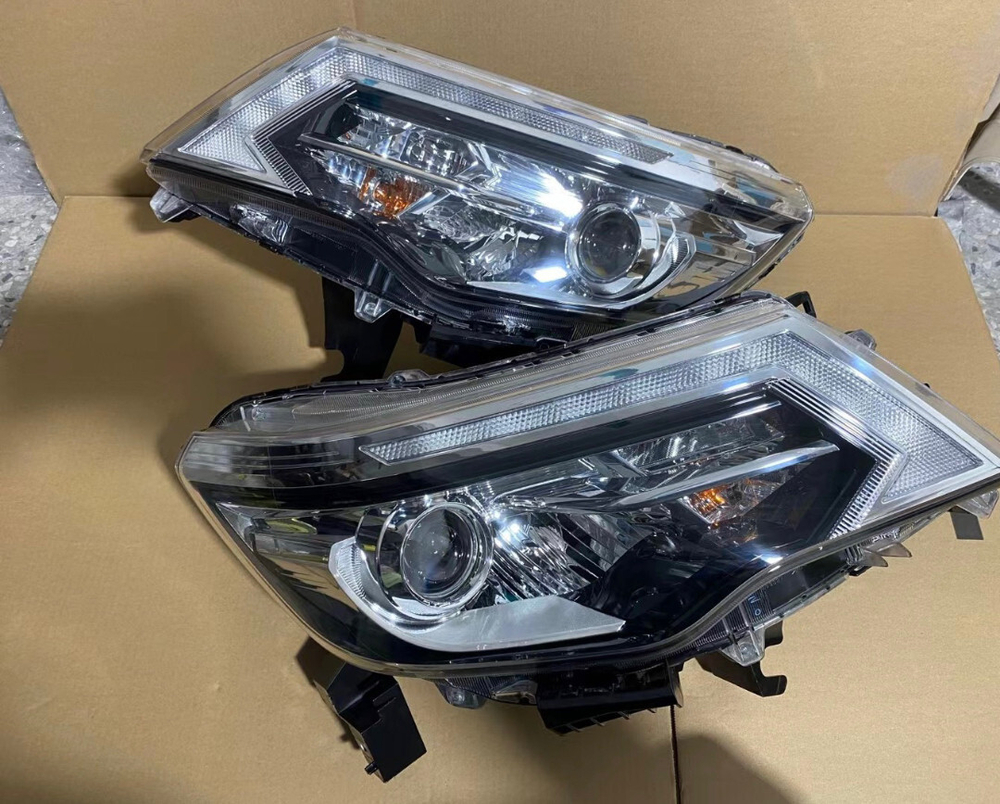 Оригинальная передняя фара Nissan Terra (галоген/LED),