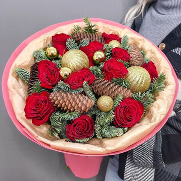 Букет из красных одиночных роз с зимним декором