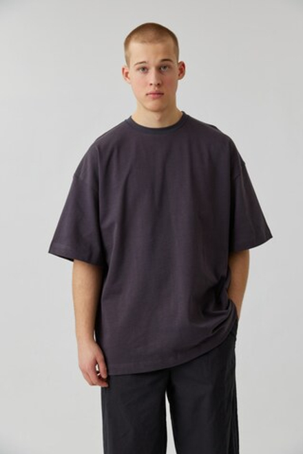 Огромная футболка графитового цвета