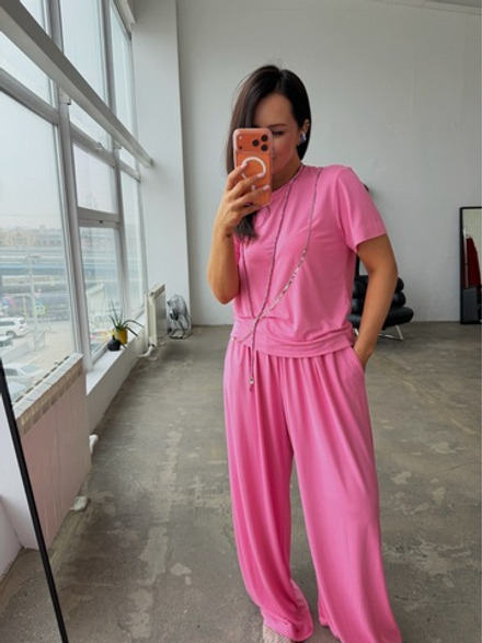 Костюм с силуэтной футболкой в ярко-розовом цвете