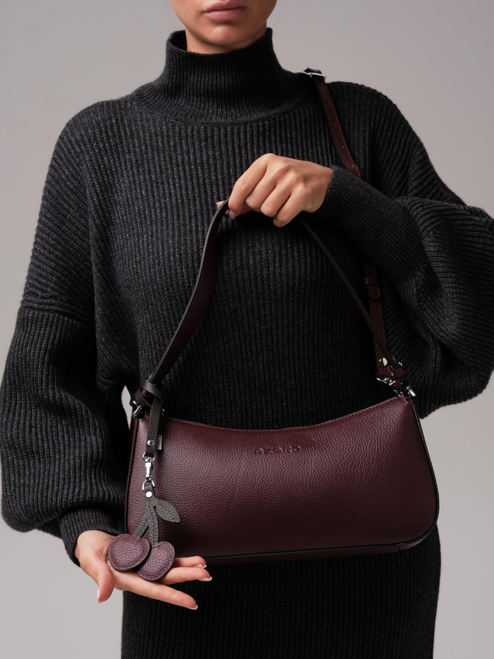 Кожаная сумка багет кросс-боди зимняя вишня