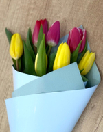 Букет из 7 жёлтых и красных тюльпанов