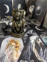 Фигурная свеча в виде Триединой Богини