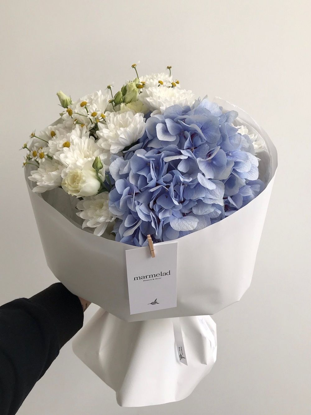 Авторский букет в бело-голубых оттенках