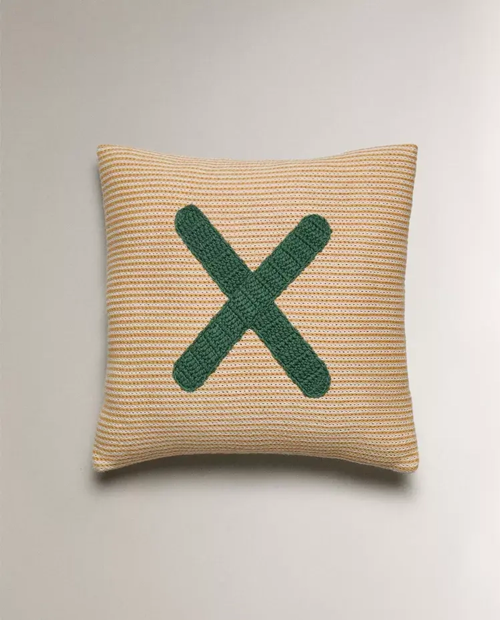 ZARA HOME ДЕТСКАЯ ПОДУШКА С ВЫШИВКОЙ В ВИДЕ БУКВЫ "X", ЖЕЛТЫЙ