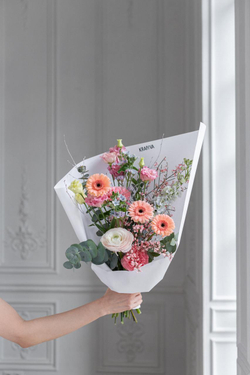 Композиция с голубым дельфиниумом, эустомой и генистой.