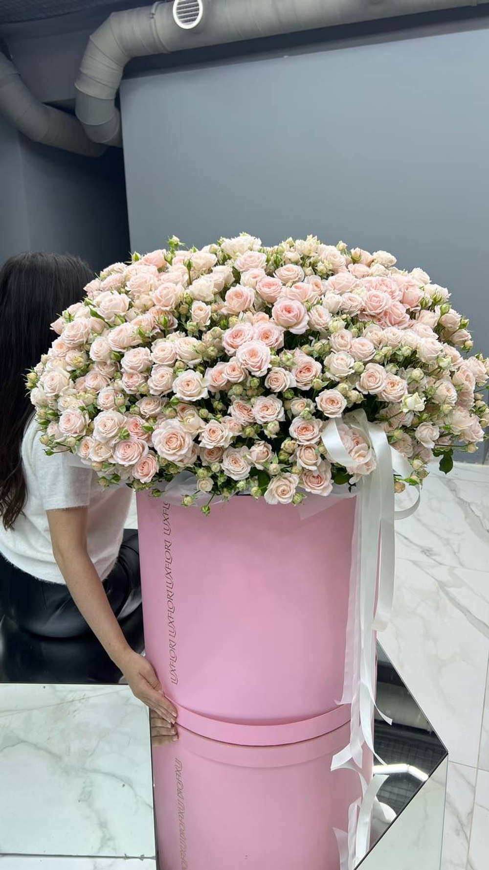 Огромная композиция персиковых роз