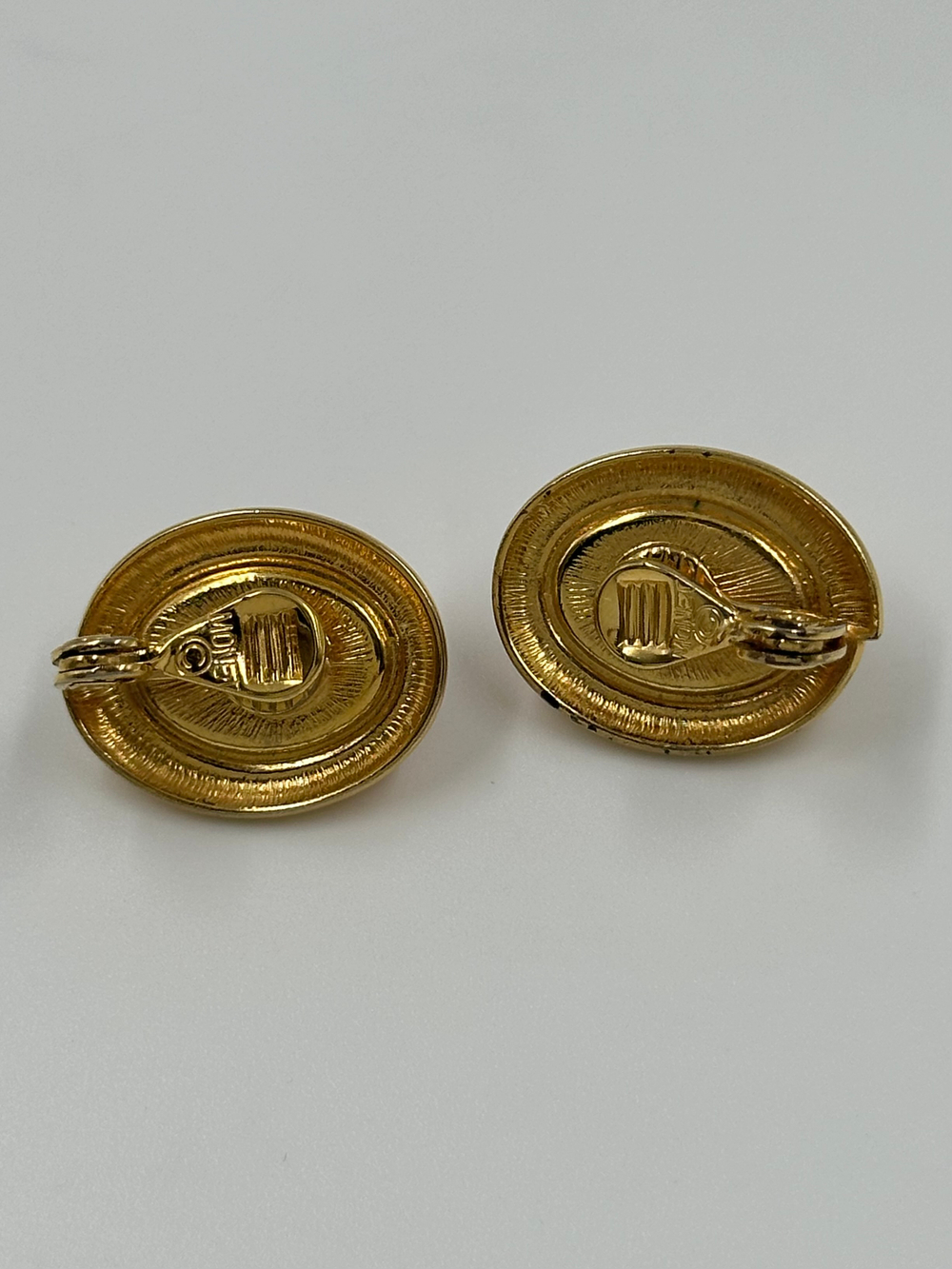 Клипсы с красными кабошонами Monet