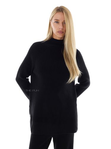 Черный трикотажный костюм в рубчик