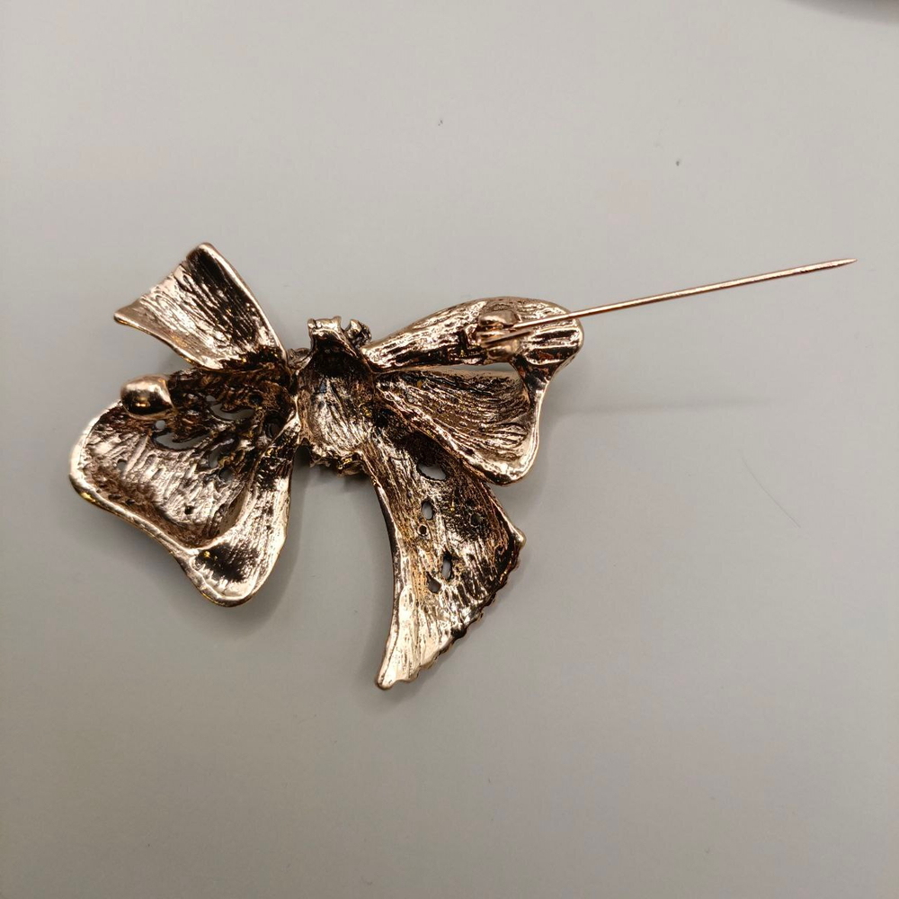 Брошь "Бантик со стразами"