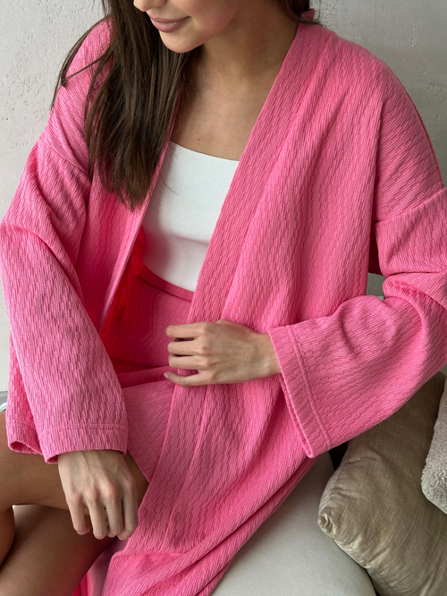 Накидка из фактурного трикотажа ярко розовая