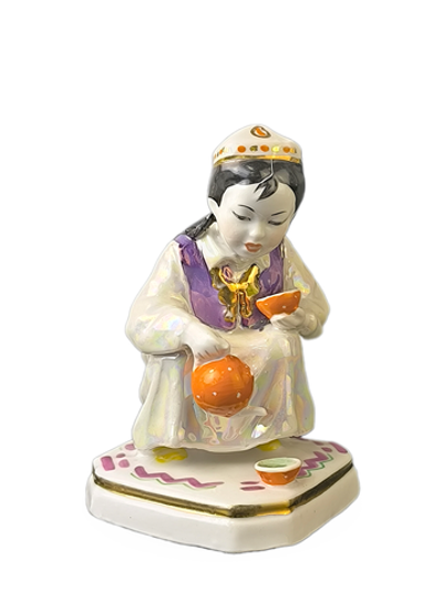 Фарфоровая статуэтка "Маленькая хозяйка" Дулево