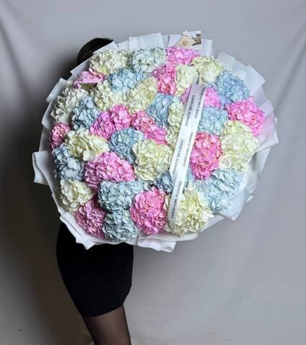 Воздушный букет с гортензиями