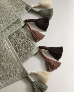 ZARA HOME БАННОЕ ПОЛОТЕНЦЕ ИЗ ВЕЛЮРА С КИСТОЧКАМИ, ЗЕЛЕНЫЙ