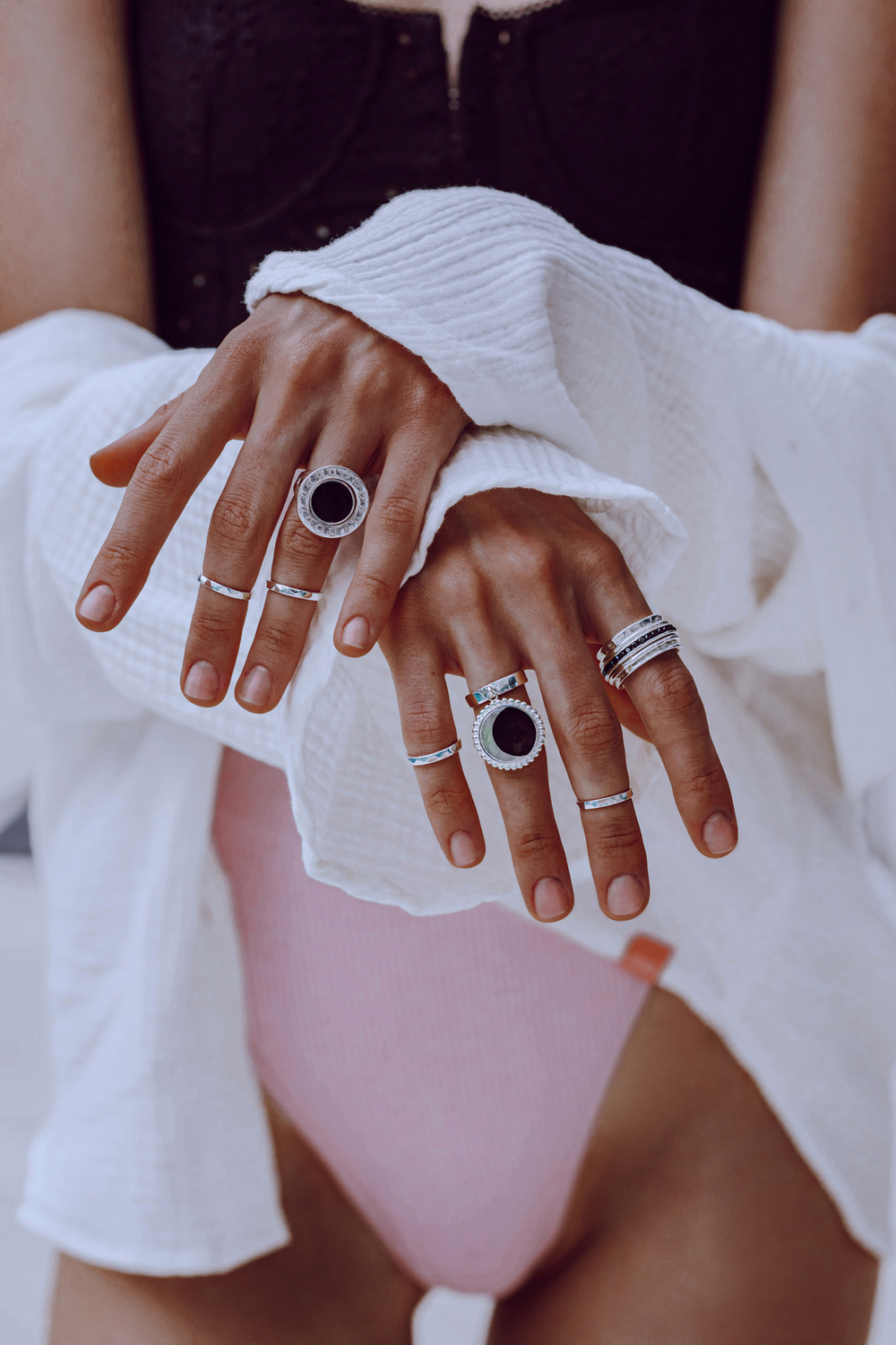 Кольцо «Лунный цикл» с белым перламутром и черной эмалью