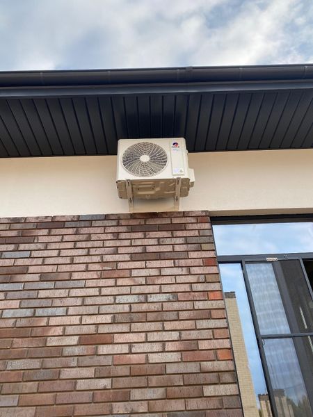 Предмонтаж двух настенных сплит-систем Gree Lyra Inverter в коттеджном поселке Forest Hill