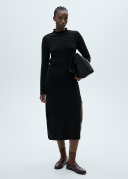 Трикотажное платье с разрезом