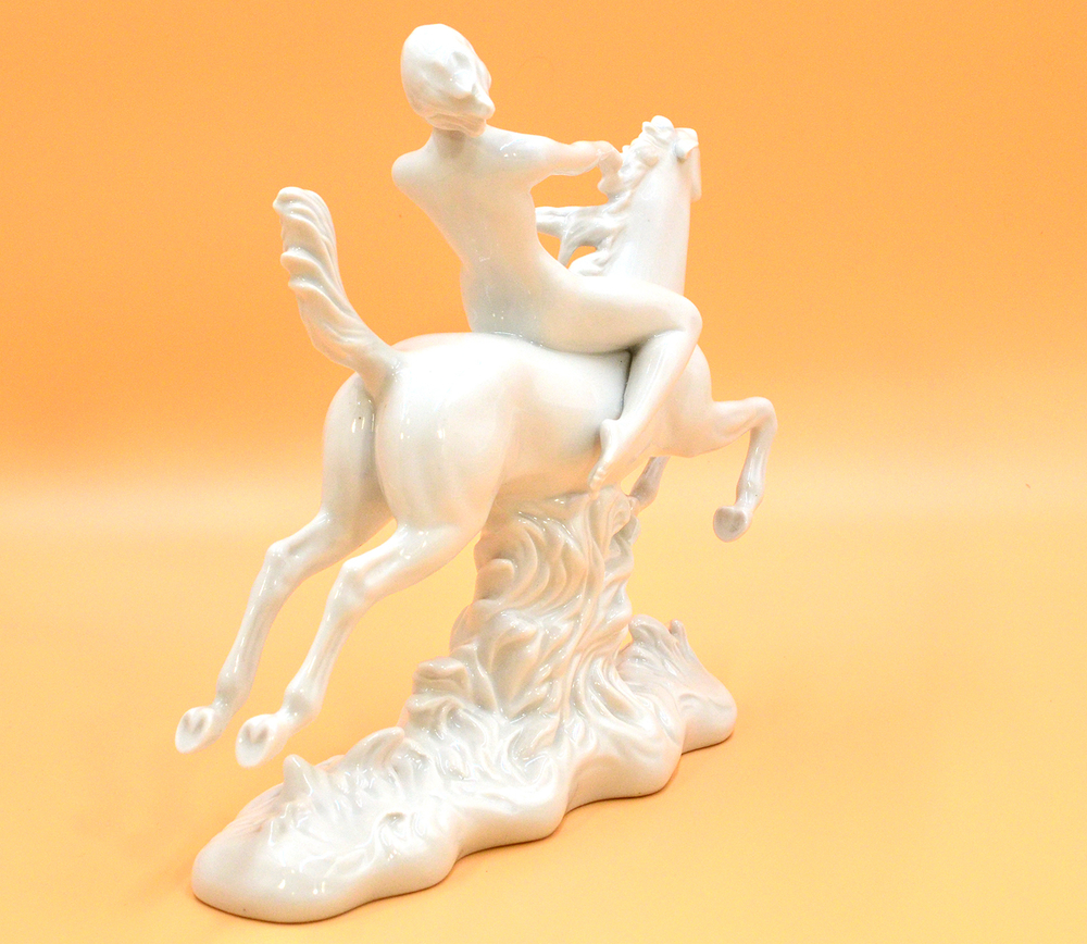 Фарфоровая статуэтка "Огненный всадник" (Feuerreiterin). Фарфор, глазурь. Валлендорф. до 1953 г.