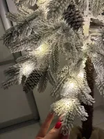 Заснеженная елка на ножке «Камилла» (литая хвоя с шишками) 1,5 м / 150 см