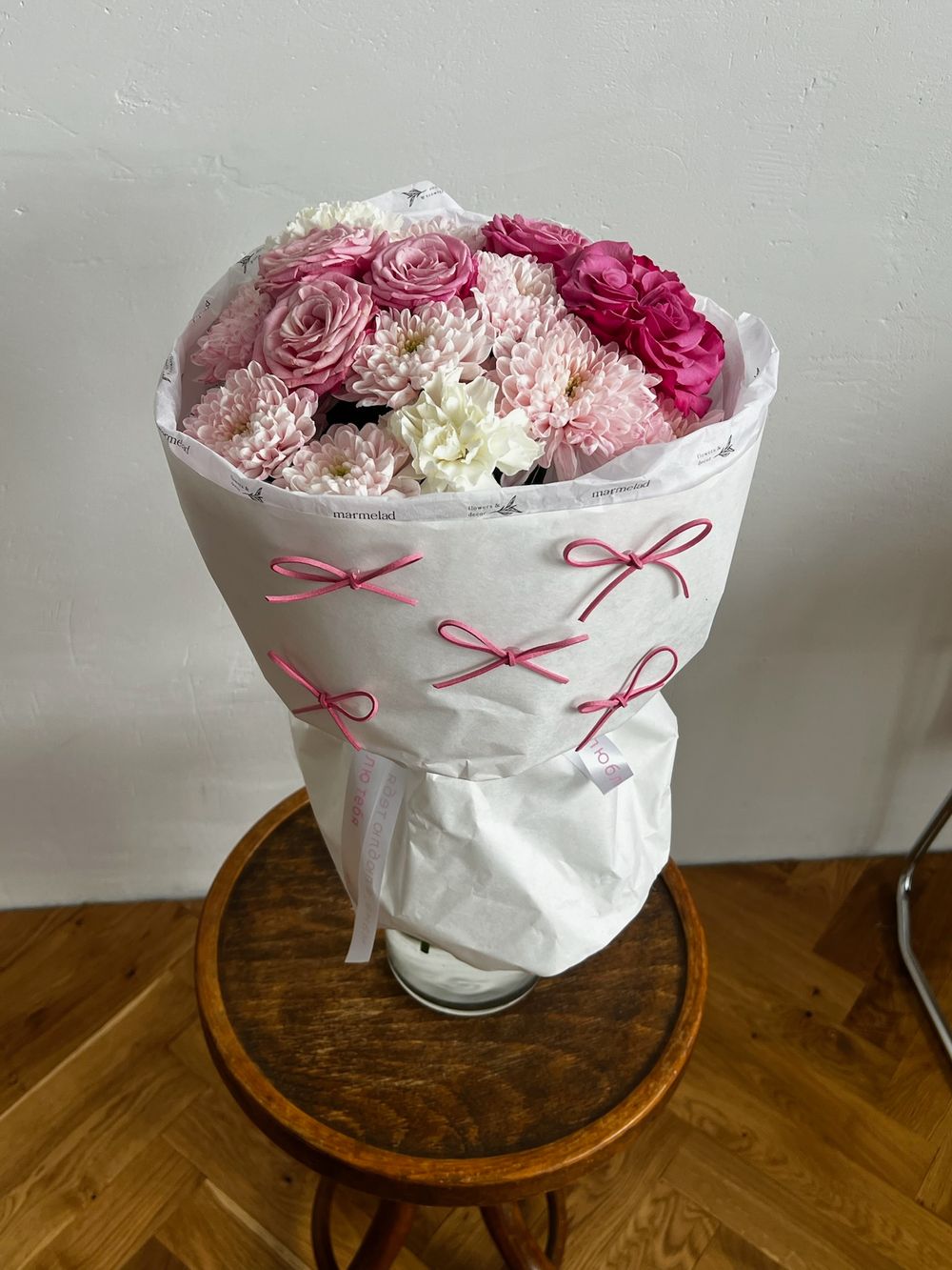 Букет из хризантемы, яркой кустовой пионовидной розы и диантусов