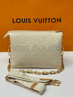 Сумка Coussin PM Louis Vuitton сливочного цвета